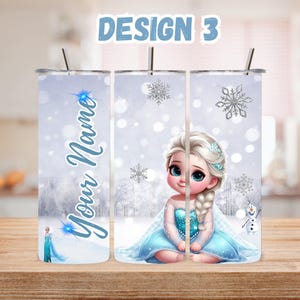 Puede incluir: Un vaso blanco con un dise&ntilde;o azul y blanco que presenta una princesa de dibujos animados con cabello rubio y un vestido azul. El vaso tiene el texto "Your Name" en el lateral.