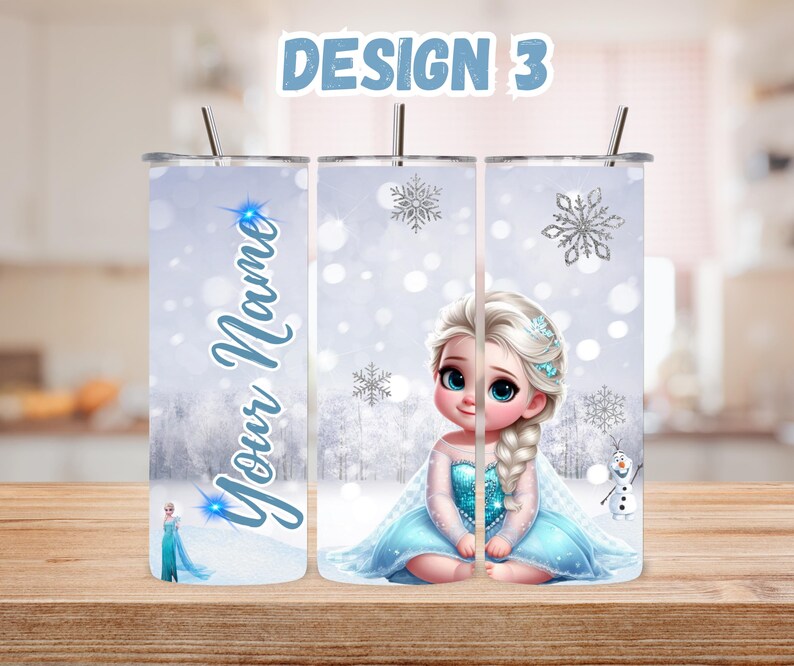 Puede incluir: Un vaso blanco con un dise&ntilde;o azul y blanco que presenta una princesa de dibujos animados con cabello rubio y un vestido azul. El vaso tiene el texto "Your Name" en el lateral.