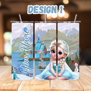 Puede incluir: Un vaso personalizado con una imagen de dibujos animados de Elsa de Frozen. El vaso tiene un dise&ntilde;o azul, blanco y morado con una escena de monta&ntilde;a nevada. El texto "Your Name" est&aacute; impreso en el vaso.