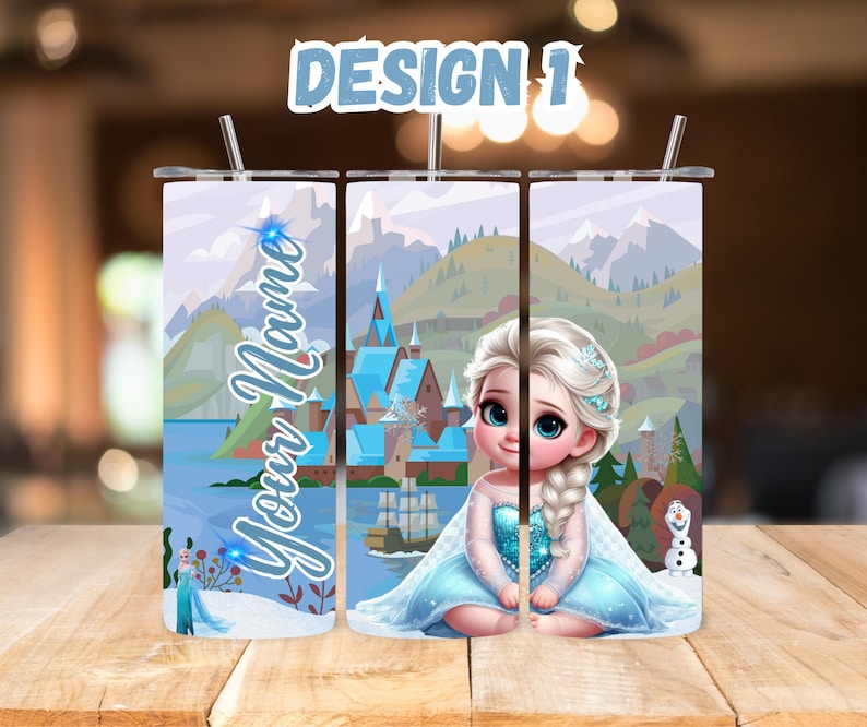 Puede incluir: Un vaso personalizado con una imagen de dibujos animados de Elsa de Frozen. El vaso tiene un dise&ntilde;o azul, blanco y morado con una escena de monta&ntilde;a nevada. El texto "Your Name" est&aacute; impreso en el vaso.