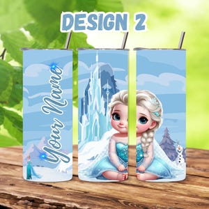 Puede incluir: Un vaso de acero inoxidable personalizado con un dise&ntilde;o que presenta a un beb&eacute; Elsa de Frozen en dibujos animados. El vaso tiene un fondo azul con un castillo blanco y nieve. El texto "Your Name" est&aacute; impreso en el vaso.