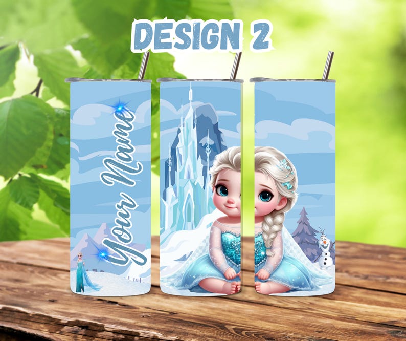 Puede incluir: Un vaso de acero inoxidable personalizado con un dise&ntilde;o que presenta a un beb&eacute; Elsa de Frozen en dibujos animados. El vaso tiene un fondo azul con un castillo blanco y nieve. El texto "Your Name" est&aacute; impreso en el vaso.