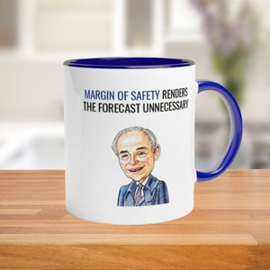Op de afbeelding: Een witte koffiemok met een blauwe rand en handvat. De mok heeft een cartoonillustratie van een man en de tekst "Margin of safety renders the forecast unnecessary."