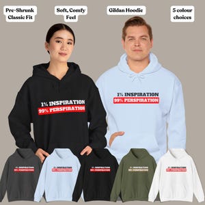 Könnte beinhalten: Fünf Hoodies in verschiedenen Farben mit dem Text "1% Inspiration 99% Perspiration", der in Rot und Schwarz auf der Vorderseite aufgedruckt ist. Die Hoodies sind in Schwarz, Hellblau, Dunkelgrün, Weiß und Grau erhältlich.