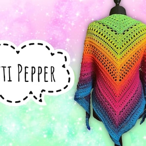 Könnte beinhalten: Ein Regenbogen-Häkel-Schal mit einem zarten Muster. Der Schal wird auf einer Puppe präsentiert und hat einen Farbverlauf von Grün, Gelb, Orange, Rot, Rosa und Blau.