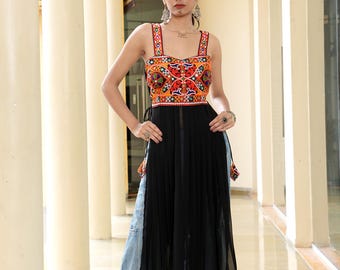 Kurti Navratri de georgette negra: Kutchi Gamthi con efecto espejo, atuendo bohemio estilo occidental indio