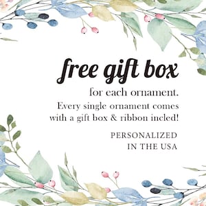 Puede incluir: Fondo blanco con dise&ntilde;o floral en acuarela en azul, verde y amarillo. El texto en escritura negra dice "free gift box for each ornament". Texto adicional indica "Every single ornament comes with a gift box & ribbon incled!" y "PERSONALIZADO EN EE. UU."