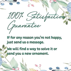 Puede incluir: Fondo blanco con detalles florales y texto: "100% Garant&iacute;a de Satisfacci&oacute;n." El texto contin&uacute;a: "Si por alguna raz&oacute;n no est&aacute;s satisfecho, env&iacute;anos un mensaje. Encontraremos una soluci&oacute;n o te enviaremos un nuevo adorno."