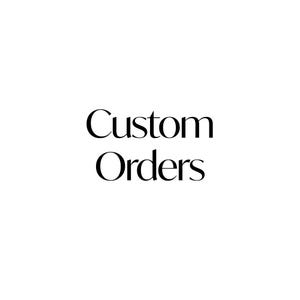 Puede incluir: Un diseño gráfico que presenta el texto Custom Orders en una fuente serif negra centrada sobre un fondo blanco liso. Las letras son claramente legibles y están dispuestas en dos líneas con la palabra Custom arriba y la palabra Orders debajo.