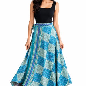 Jupe longue portefeuille ethnique bleue en patchwork, style bohème en coton, taille réglable