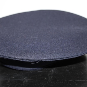 以下が含まれることがあります： 白い文字で「Welcome to our home」と書かれた素朴な木製の看板。 傷んだ仕上げとシンプルで魅力的なデザインで、玄関や玄関に最適です。