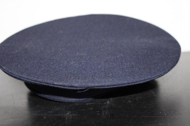 以下が含まれることがあります： 白い文字で「Welcome to our home」と書かれた素朴な木製の看板。 傷んだ仕上げとシンプルで魅力的なデザインで、玄関や玄関に最適です。