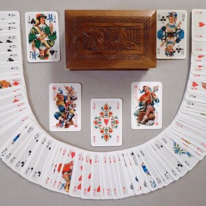 Vecchie carte da gioco francesi retrò vintage a doppio mazzo con logo aziendale floreale in stile rococò polacco in una scatola di legno intagliata e incisa, Ungheria Budapest