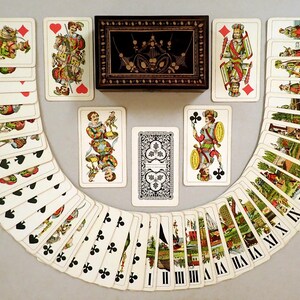 RARE ancien jeu de cartes à jouer Játékkártyagyár Nyomda tarock 56 cartes hongrois grand format dans une boîte en bois gravée Hongrie