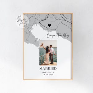 Op de afbeelding: Een trouwkaartprint met een foto van een stel in Cinque Terre, Italië. De kaart is grijs met een zwart hart dat de locatie markeert. De tekst onder de foto luidt "Getrouwd Sam & Paula 26.01.2022".