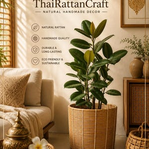 Puede incluir: Una maceta cilíndrica grande de ratán con una planta en su interior, situada en una habitación bien iluminada. La maceta está hecha de ratán tejido de color marrón claro. La imagen también presenta un sofá, objetos decorativos y el texto "ThaiRattanCraft - NATURAL HANDMADE DECOR".