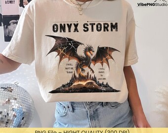 Puede incluir: Camiseta color crema con un dragón negro, relámpagos y el texto "ONYX STORM". También se lee "I WILL NOT DIE TODAY" y "I WILL BRAVE TO SAVE HIM".
