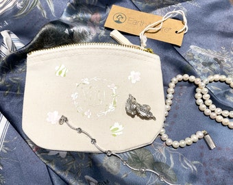 A ‘Bee you tiful’ hand finished make up bag or jewellery pouch. Made from 100% organic cotton.