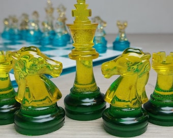 Set di scacchi in resina epossidica / Pezzi degli scacchi personalizzati in diversi colori / Scacchi verdi gialli / Schachbrett epoxidharz / échiquier résine