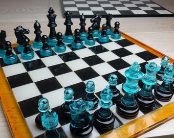 手作りのムラーノガラス製チェスセット：黒と青のガラス製ボードゲーム