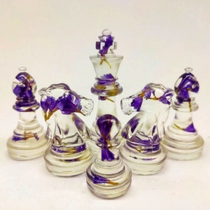Juego de ajedrez de viaje / Figuras de resina personalizadas / Juegos de ajedrez de resina epoxi con tablero de ajedrez / Tamaño del rey 7 cm (2,75 pulgadas) / Piezas de ajedrez de flores reales