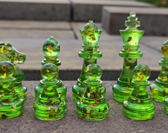 Set di scacchi in resina verde e oro / Dimensioni del re 2,75 pollici (7 cm) / Colori personalizzati / Progetta il tuo regalo / Scacchiera 10,6 e 12,4 pollici