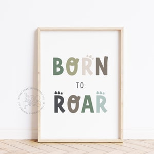 Op de afbeelding: Een printbare wanddecoratieprint met de tekst "Born to Roar" in een speels lettertype in groen, bruin en beige. De tekst is gecentreerd op een witte achtergrond.