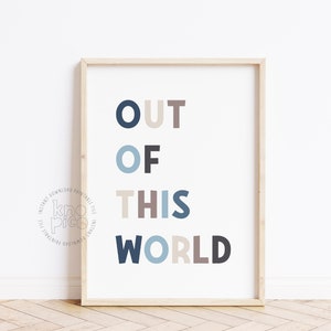Może przedstawiać: Wydruk w ramie z tekstem "OUT OF THIS WORLD" w niebieskich, brązowych i beżowych literach. Wydruk jest w jasnej drewnianej ramie i wisi na białej ścianie.