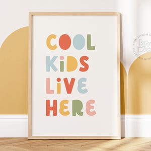 Cool Kids Live Here: Druckbares Poster für Kinderzimmer | Kinderzimmer Wandbehang, buntes Junge & Mädchen Kleinkind Schlafzimmer Zitat | Kinder Kunstdruck