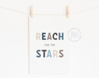 Póster inspirador de temática espacial &quot;Alcanza las estrellas&quot; para habitación infantil / Arte de pared imprimible en azul pastel para habitación infantil / Decoración de habitación infantil de género neutro