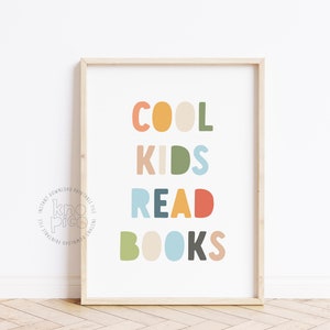 Könnte beinhalten: Ein farbenfroher, druckbarer Wandkunstdruck mit dem Text "COOL KIDS READ BOOKS" in verschiedenen Farben. Die Buchstaben sind in einer verspielten, abgerundeten Schriftart.