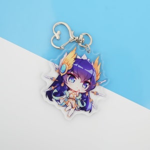 Pu&ograve; includere: Un portachiavi con un personaggio anime bianco e blu con capelli viola e ali dorate. Il personaggio tiene una spada in ogni mano. Il portachiavi &egrave; attaccato a un anello di metallo argentato.