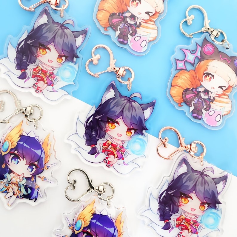 Pu&ograve; includere: Set di sei portachiavi con personaggi in stile anime colorati. Ogni portachiavi presenta un personaggio diverso con un design e una combinazione di colori unici. I portachiavi sono realizzati in acrilico trasparente e hanno un anello metallico per attaccarli a chiavi o borse.
