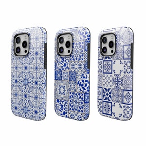Peut inclure: Trois coques de téléphone avec un motif de carreaux bleus et blancs. Les coques sont conçues pour un iPhone.