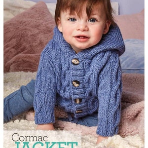 以下が含まれることがあります： フードとボタン留めが付いた青いニットのベビー用ジャケット。ジャケットはケーブルニットの模様で、ピンクと白の毛布の上に座っている赤ちゃんが着用しています。画像の下に「Cormac JACKET」というテキストが印刷されています。