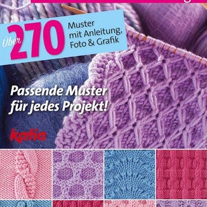 Op de afbeelding: Een boekomslag met de titel "Das ultimative Nachschlagewerk über 270 Muster mit Anleitung, Foto & Grafik" en de tekst "Passende Muster für jedes Projekt!" De omslag toont een close-up van een paarse gebreide stof met verschillende steekpatronen. De boekomslag bevat ook een collage van kleinere afbeeldingen van verschillende gebreide stoffen in verschillende kleuren.