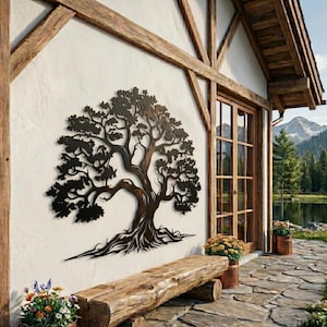 Può includere: Una grande decorazione da parete in metallo nero, piatta, a forma di albero con rami intricati e radici visibili. La sagoma presenta una folta chioma di foglie e un tronco spesso, fissata saldamente su una parete di colore chiaro.
