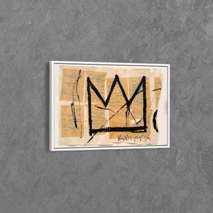 Puede incluir: Obra de arte enmarcada con un dise&ntilde;o de corona negra sobre un collage de fragmentos de papel envejecido. La corona est&aacute; dibujada con l&iacute;neas gruesas. La obra est&aacute; en un marco blanco, contrastando con el fondo gris.