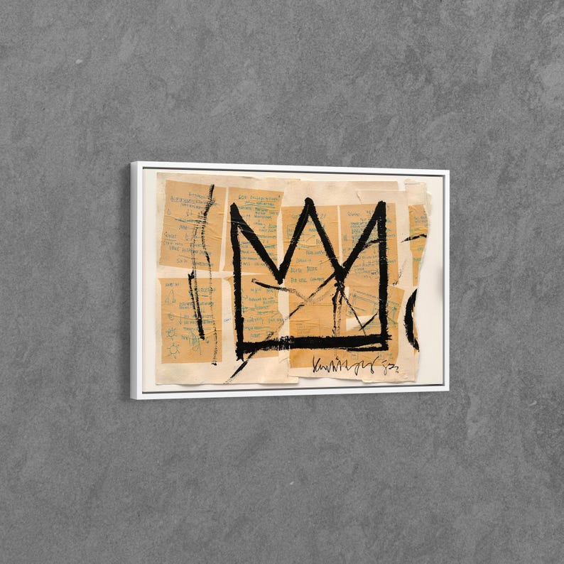 Puede incluir: Obra de arte enmarcada con un dise&ntilde;o de corona negra sobre un collage de fragmentos de papel envejecido. La corona est&aacute; dibujada con l&iacute;neas gruesas. La obra est&aacute; en un marco blanco, contrastando con el fondo gris.