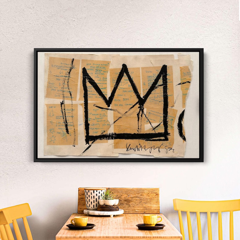 Puede incluir: Obra de arte enmarcada con un dise&ntilde;o de corona negra sobre un collage de trozos de papel beige. La obra de arte incluye texto manuscrito y una firma en tinta negra. La pieza se exhibe en una pared blanca.