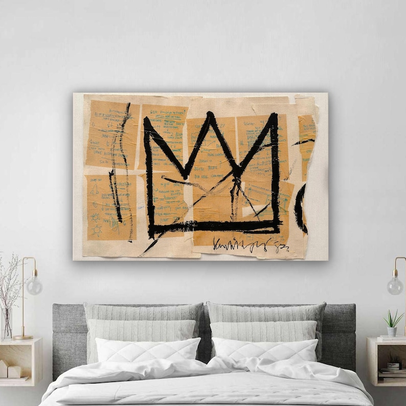 Puede incluir: Obra de arte enmarcada con un dise&ntilde;o de corona negra sobre un fondo de fragmentos de papel beige con texto manuscrito. La obra est&aacute; montada sobre una cama con ropa de cama blanca y cabecero gris.