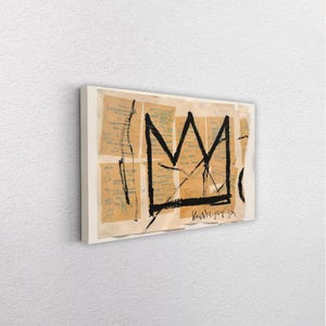 Puede incluir: Obra de arte que presenta un dise&ntilde;o de corona negra sobre un collage de trozos de papel color beige con notas manuscritas. La obra est&aacute; montada sobre un lienzo blanco. El estilo recuerda al arte callejero.