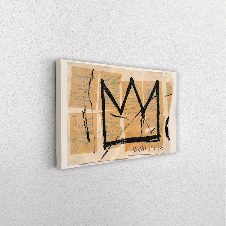 Puede incluir: Obra de arte que presenta un dise&ntilde;o de corona negra sobre un collage de trozos de papel color beige con notas manuscritas. La obra est&aacute; montada sobre un lienzo blanco. El estilo recuerda al arte callejero.