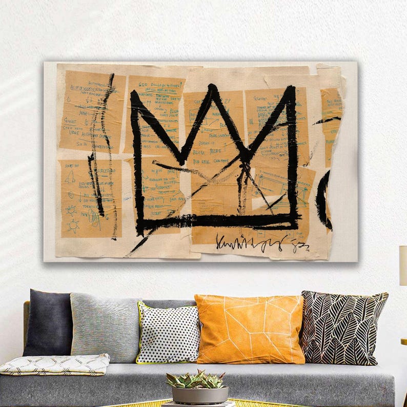 Puede incluir: Impresi&oacute;n art&iacute;stica abstracta que presenta un dise&ntilde;o de corona negra sobre un collage de fragmentos de papel beige con texto manuscrito. La obra de arte est&aacute; montada sobre un fondo blanco y cuelga sobre un sof&aacute; gris con cojines coloridos.