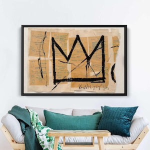 Puede incluir: Obra de arte enmarcada en negro con un dise&ntilde;o de corona negra sobre un collage de fragmentos de papel beige con texto manuscrito. La obra tiene un estilo crudo y expresivo, con pinceladas visibles y una firma en la parte inferior.