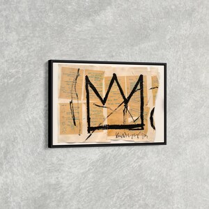 Puede incluir: Obra de arte enmarcada con un dise&ntilde;o de corona negra sobre un fondo de fragmentos de papel envejecido. La corona es un elemento gr&aacute;fico audaz y la obra est&aacute; firmada. La pieza est&aacute; encerrada en un marco negro.