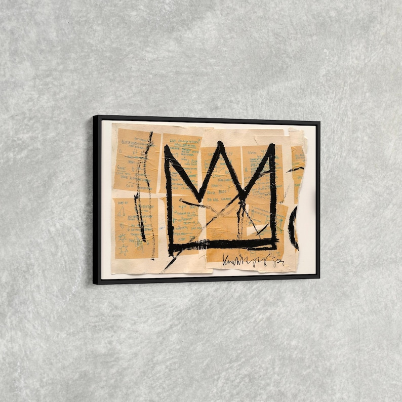 Puede incluir: Obra de arte enmarcada con un dise&ntilde;o de corona negra sobre un fondo de fragmentos de papel envejecido. La corona es un elemento gr&aacute;fico audaz y la obra est&aacute; firmada. La pieza est&aacute; encerrada en un marco negro.
