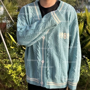 Cardigan folk bleu 1989/cardigan étoile brodée/col en V surdimensionné joli pull boutonné de vacances tricoté à la main/cadeau pour les fans 1989 Blue cardigan