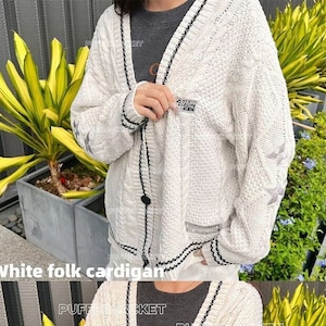 Blauer Folk-Cardigan von 1989/Stern-gestickter Cardigan/übergroßer, süßer, handgestrickter Weihnachtspullover mit Knöpfen und V-Ausschnitt/Geschenk für Fans