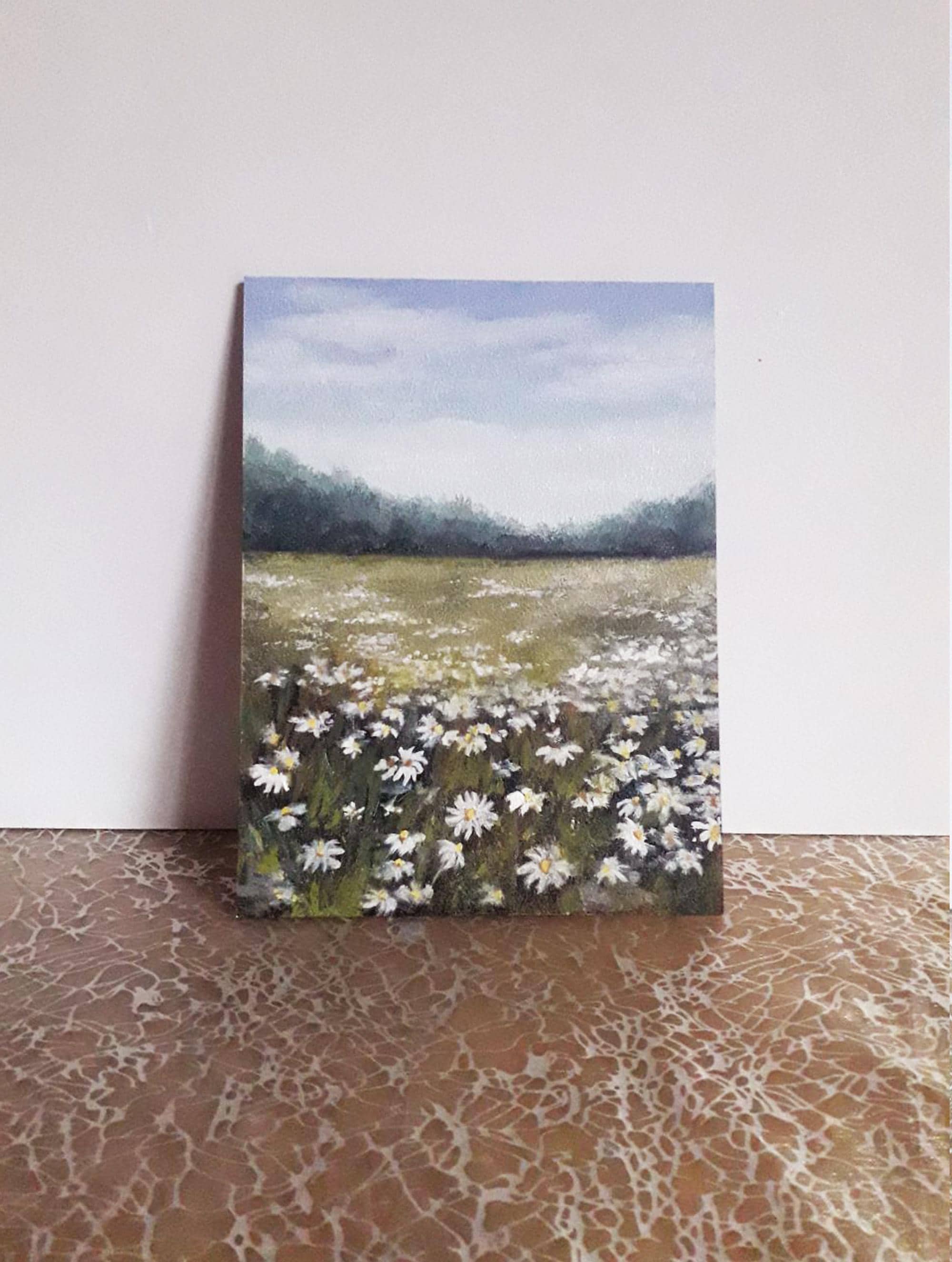 カモミールフィールドの油絵：穏やかな風景画（5.9 x 7.8インチ